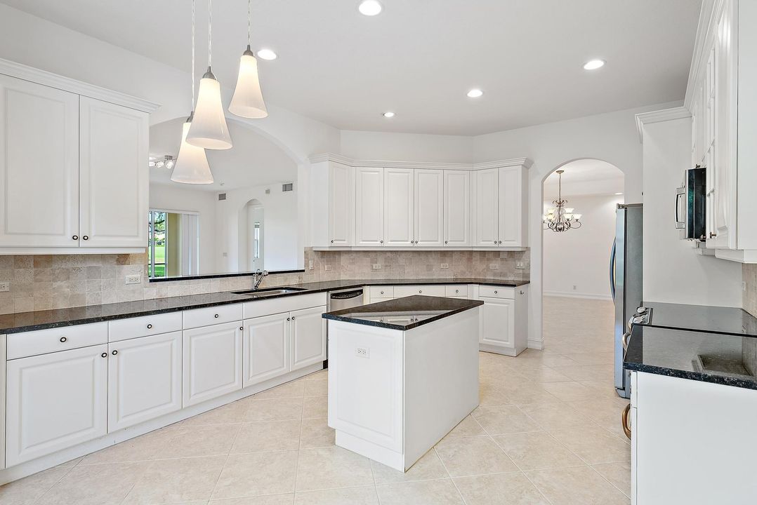 En Venta: $599,000 (2 camas, 2 baños, 2327 Pies cuadrados)