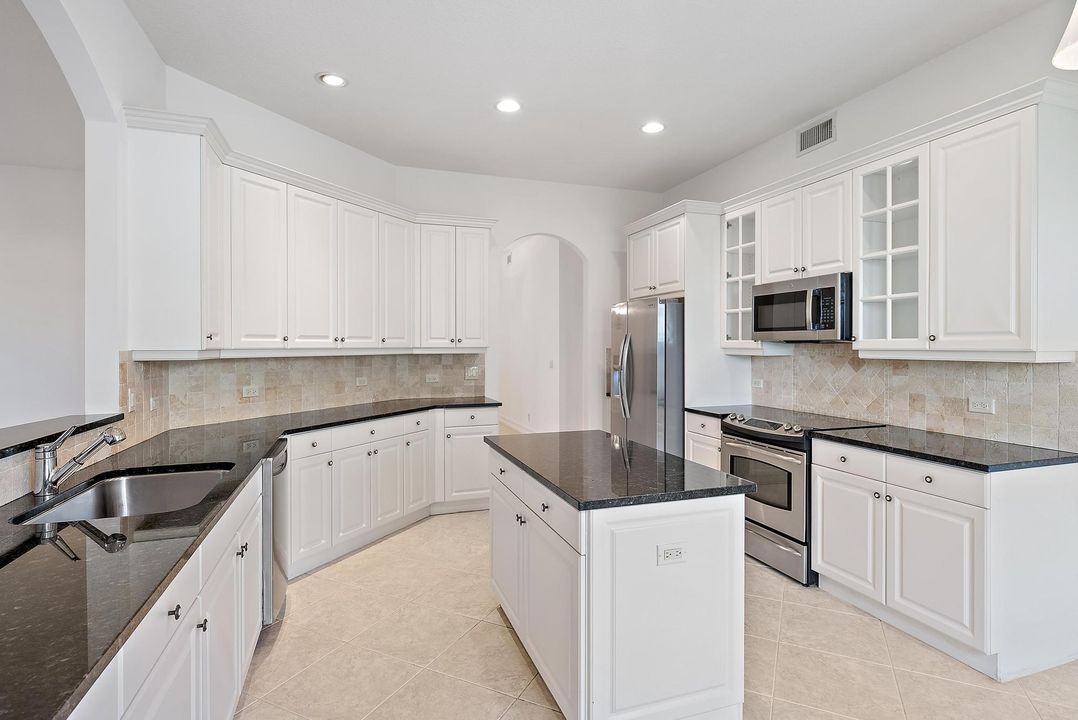 En Venta: $599,000 (2 camas, 2 baños, 2327 Pies cuadrados)