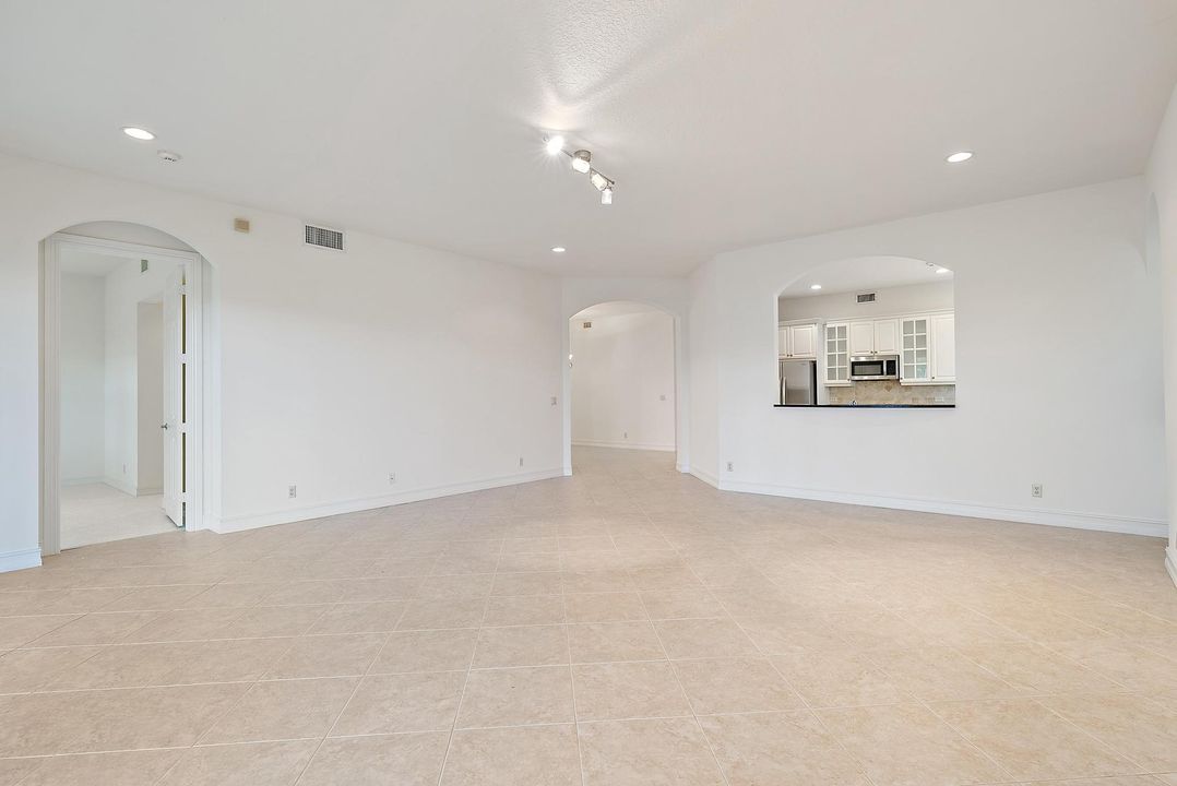 En Venta: $599,000 (2 camas, 2 baños, 2327 Pies cuadrados)