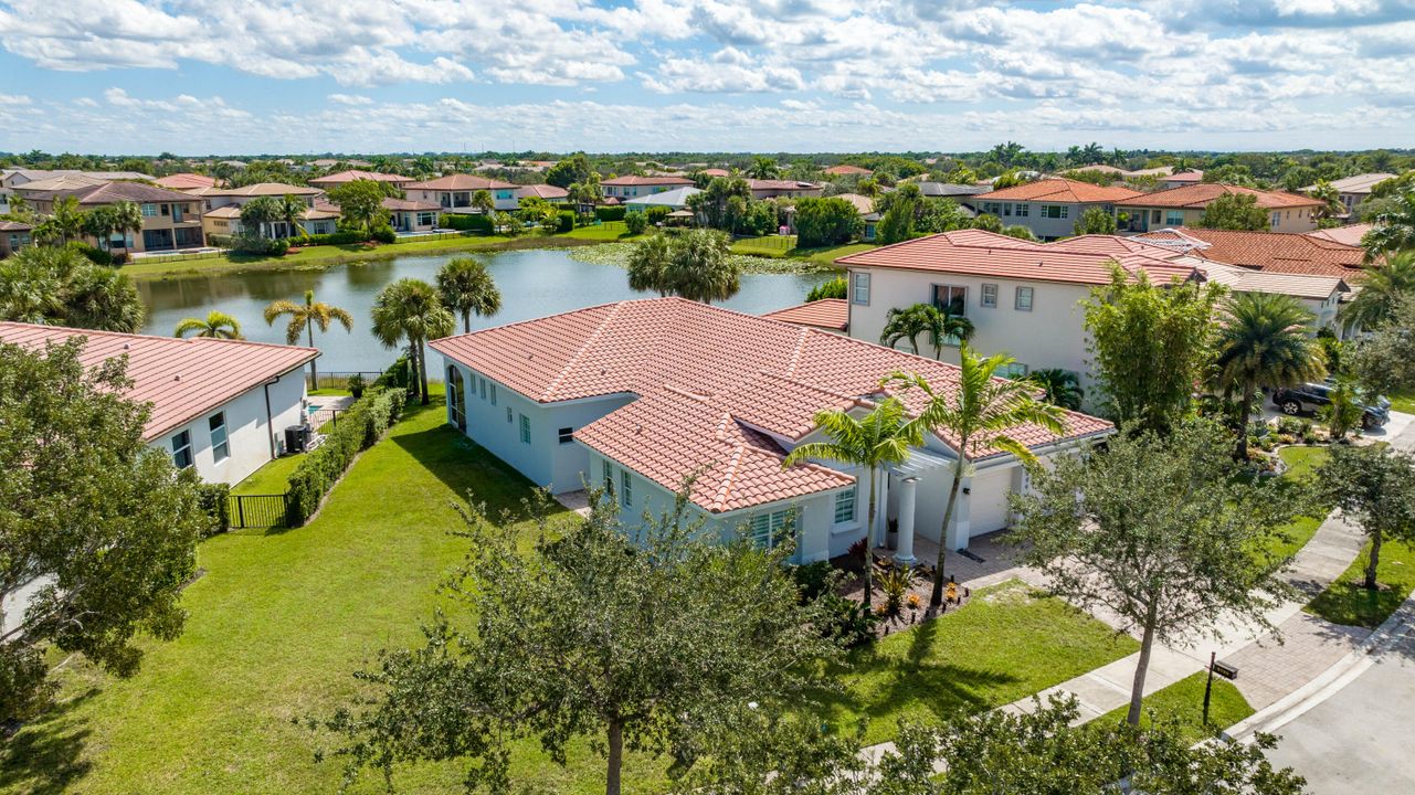 En Venta: $989,000 (5 camas, 3 baños, 3326 Pies cuadrados)