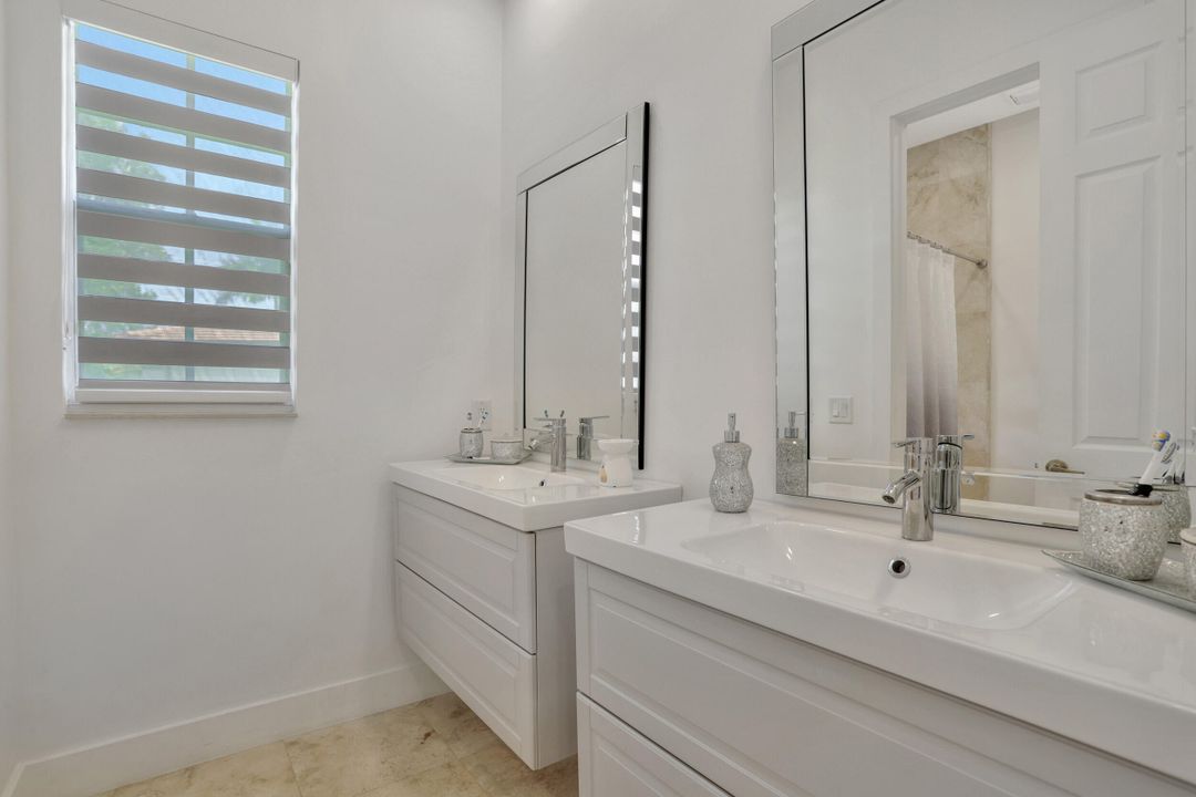 En Venta: $989,000 (5 camas, 3 baños, 3326 Pies cuadrados)