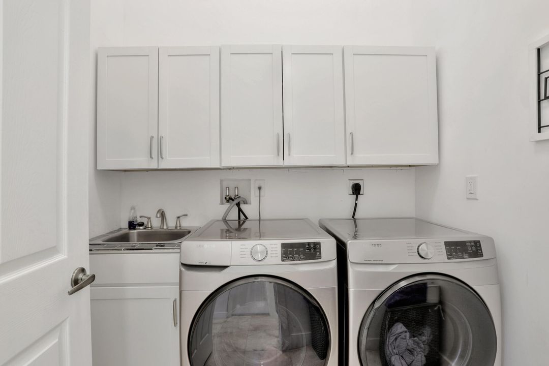 En Venta: $989,000 (5 camas, 3 baños, 3326 Pies cuadrados)