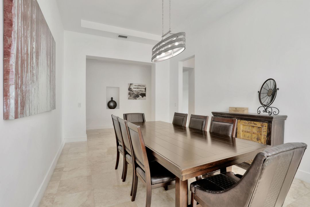 En Venta: $989,000 (5 camas, 3 baños, 3326 Pies cuadrados)