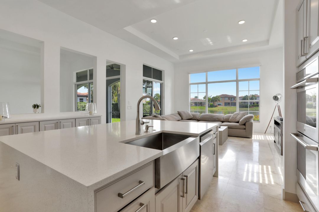 En Venta: $989,000 (5 camas, 3 baños, 3326 Pies cuadrados)