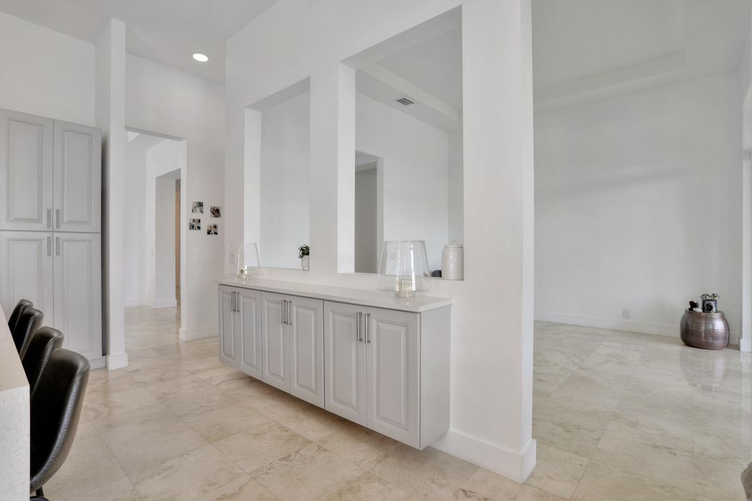 En Venta: $989,000 (5 camas, 3 baños, 3326 Pies cuadrados)