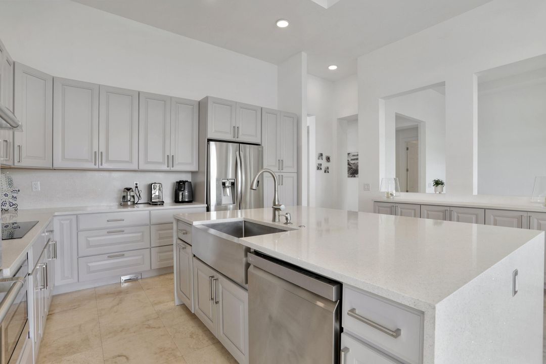 En Venta: $989,000 (5 camas, 3 baños, 3326 Pies cuadrados)