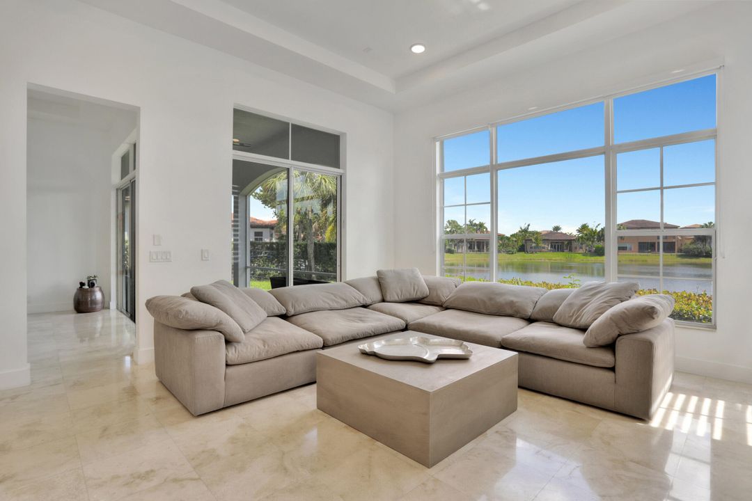 En Venta: $989,000 (5 camas, 3 baños, 3326 Pies cuadrados)