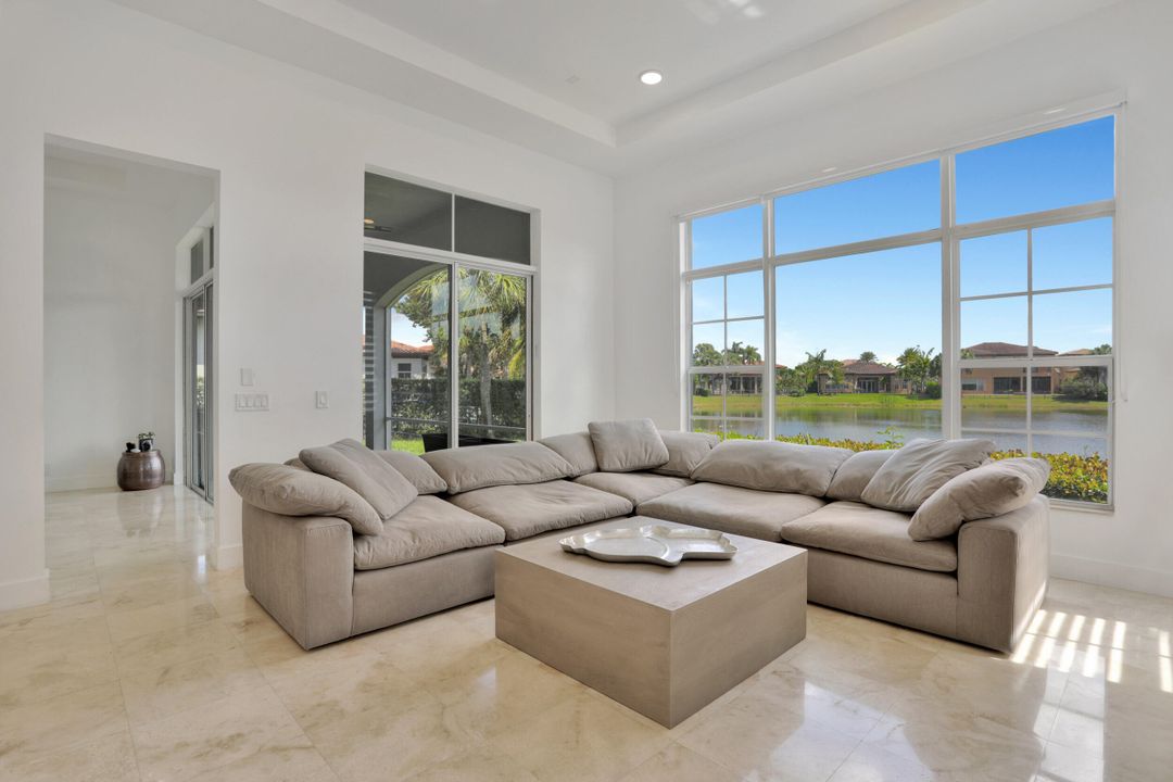 En Venta: $989,000 (5 camas, 3 baños, 3326 Pies cuadrados)