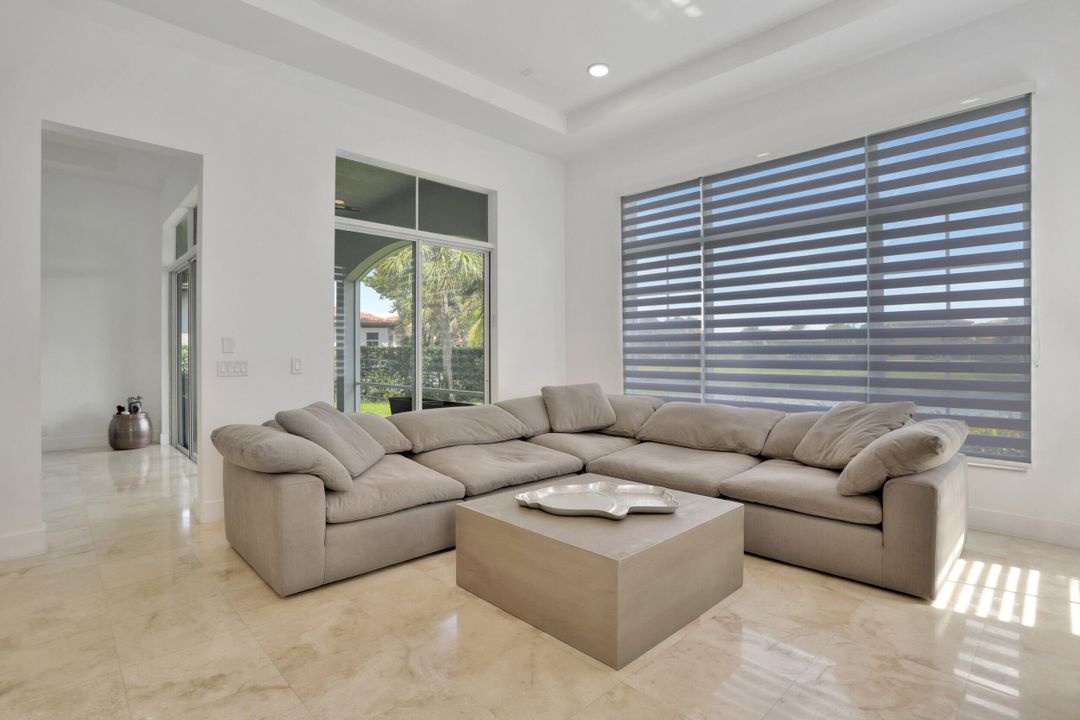 En Venta: $989,000 (5 camas, 3 baños, 3326 Pies cuadrados)