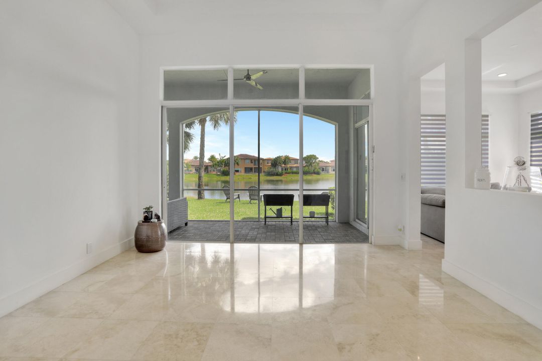 En Venta: $989,000 (5 camas, 3 baños, 3326 Pies cuadrados)