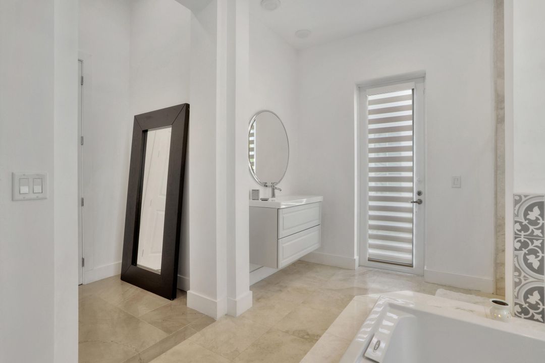 En Venta: $989,000 (5 camas, 3 baños, 3326 Pies cuadrados)