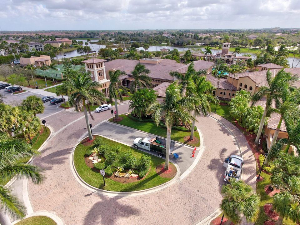 En Venta: $989,000 (5 camas, 3 baños, 3326 Pies cuadrados)