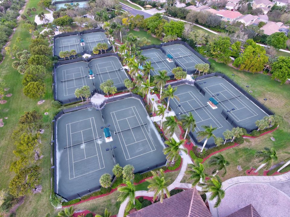 En Venta: $989,000 (5 camas, 3 baños, 3326 Pies cuadrados)