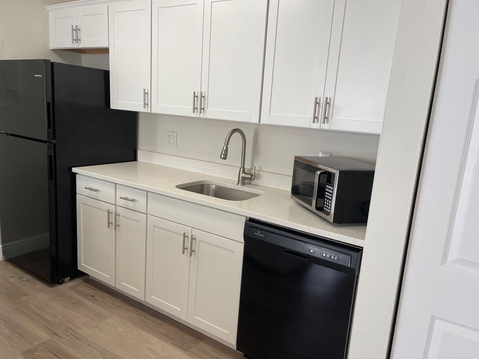 For Rent: $1,650 (1 beds, 1 baths, 627 Square Feet)