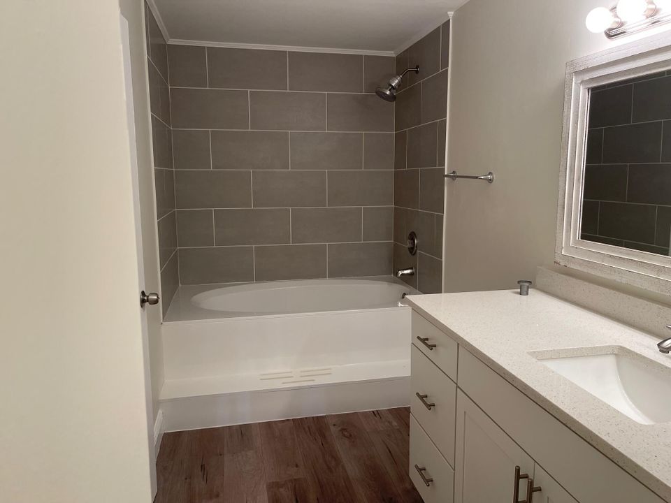 For Rent: $1,650 (1 beds, 1 baths, 627 Square Feet)