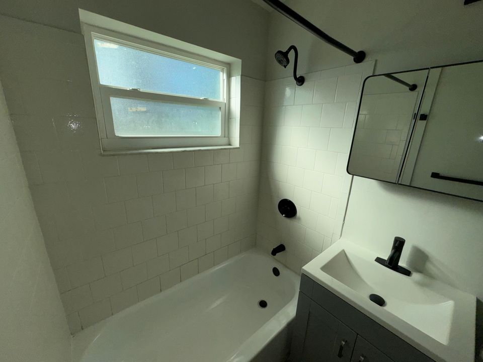 Active With Contract: $1,800 (2 beds, 1 baths, 980 Square Feet)