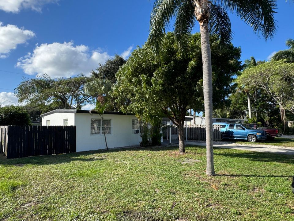 Active With Contract: $1,800 (2 beds, 1 baths, 980 Square Feet)