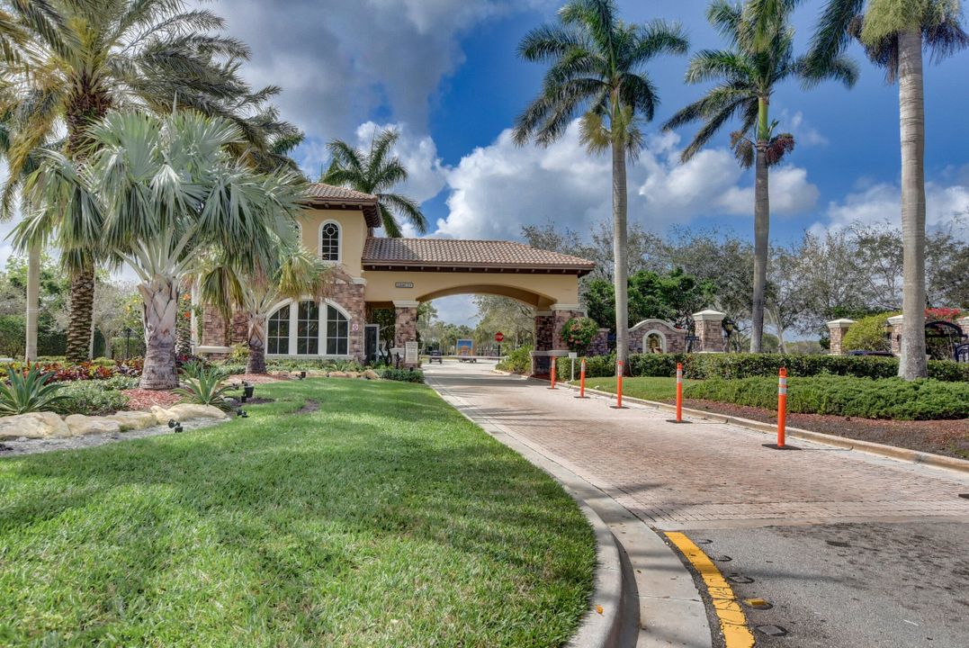 En Venta: $989,000 (5 camas, 3 baños, 3326 Pies cuadrados)