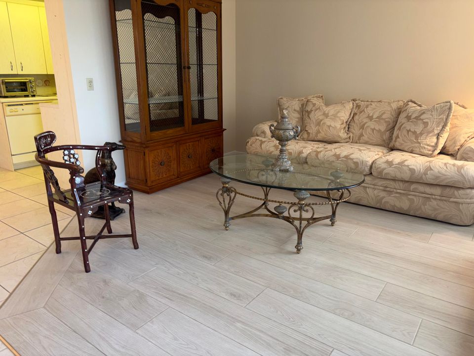 For Rent: $1,550 (1 beds, 1 baths, 751 Square Feet)