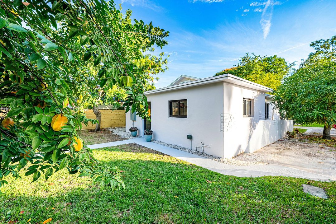 For Sale: $869,000 (2 beds, 2 baths, 1490 Square Feet)