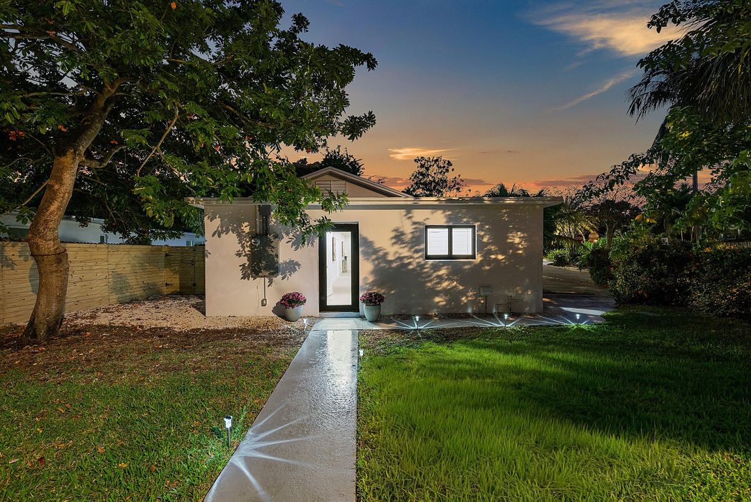 For Sale: $869,000 (2 beds, 2 baths, 1490 Square Feet)