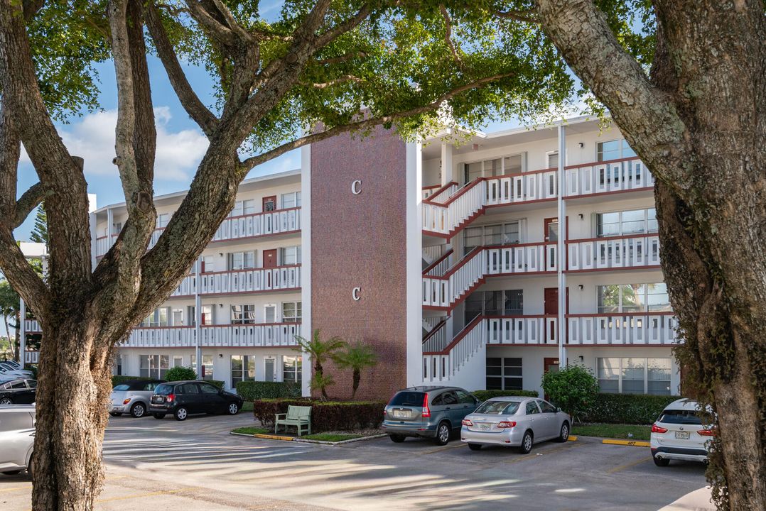 For Sale: $149,900 (2 beds, 2 baths, 1110 Square Feet)