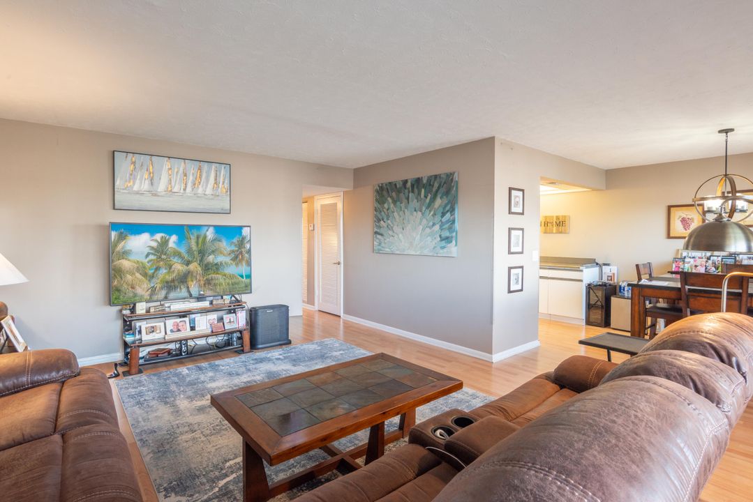 For Sale: $149,900 (2 beds, 2 baths, 1110 Square Feet)