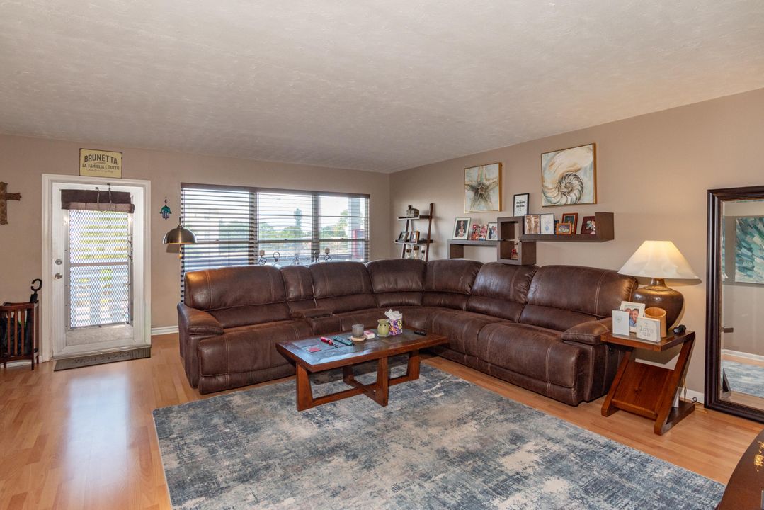 For Sale: $149,900 (2 beds, 2 baths, 1110 Square Feet)