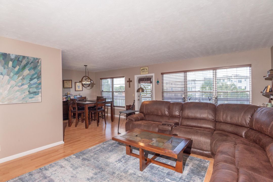 For Sale: $149,900 (2 beds, 2 baths, 1110 Square Feet)