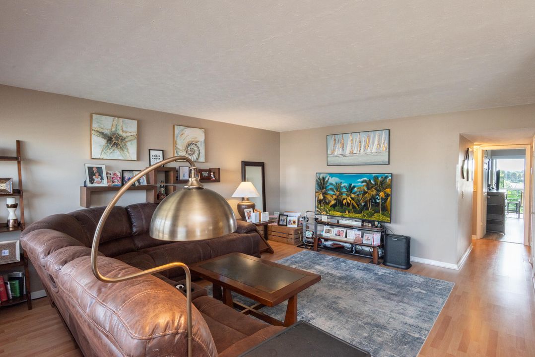 For Sale: $149,900 (2 beds, 2 baths, 1110 Square Feet)