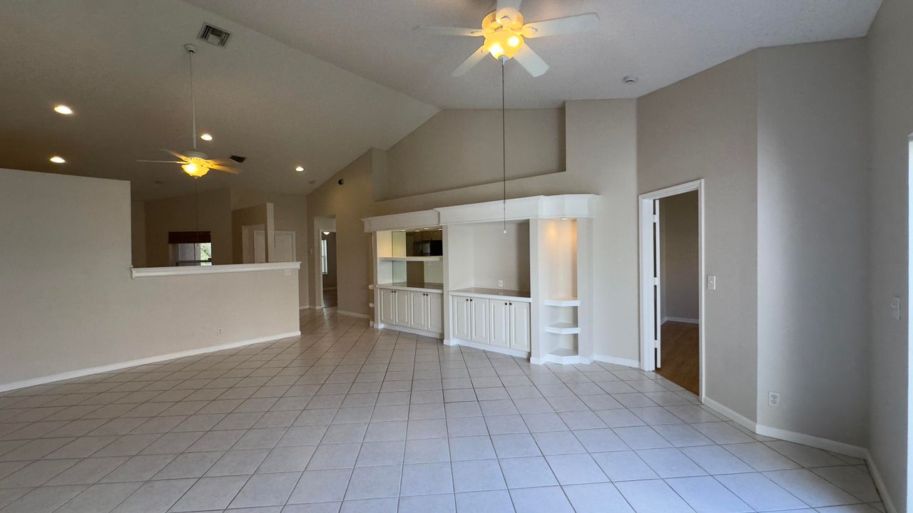 出租: $2,795 (2 贝兹, 2 浴室, 1358 平方英尺)