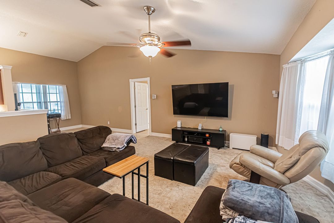 En Venta: $439,999 (3 camas, 2 baños, 1954 Pies cuadrados)