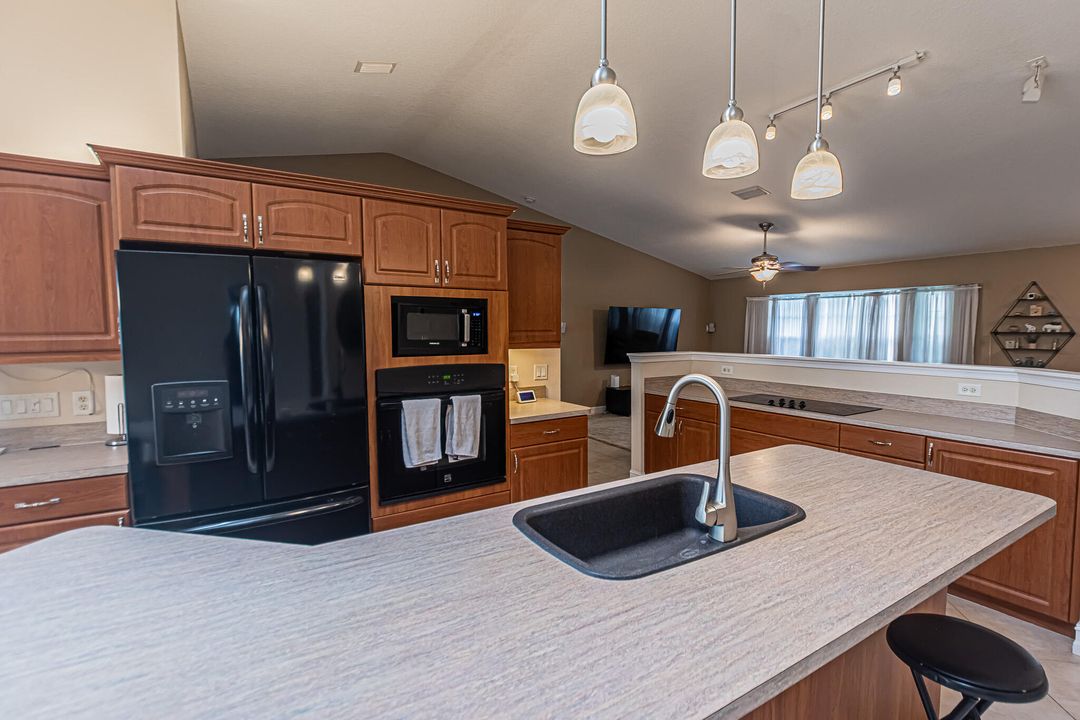 En Venta: $439,999 (3 camas, 2 baños, 1954 Pies cuadrados)