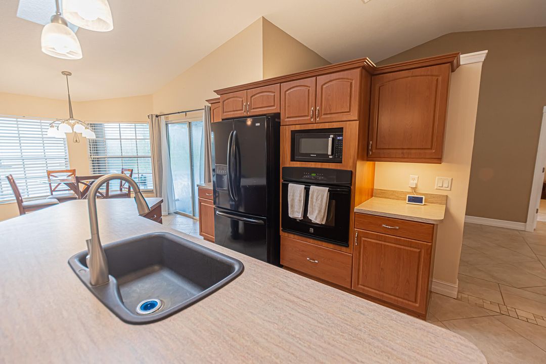 En Venta: $439,999 (3 camas, 2 baños, 1954 Pies cuadrados)