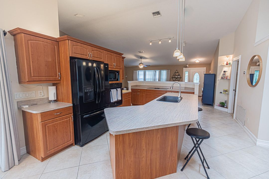 En Venta: $439,999 (3 camas, 2 baños, 1954 Pies cuadrados)