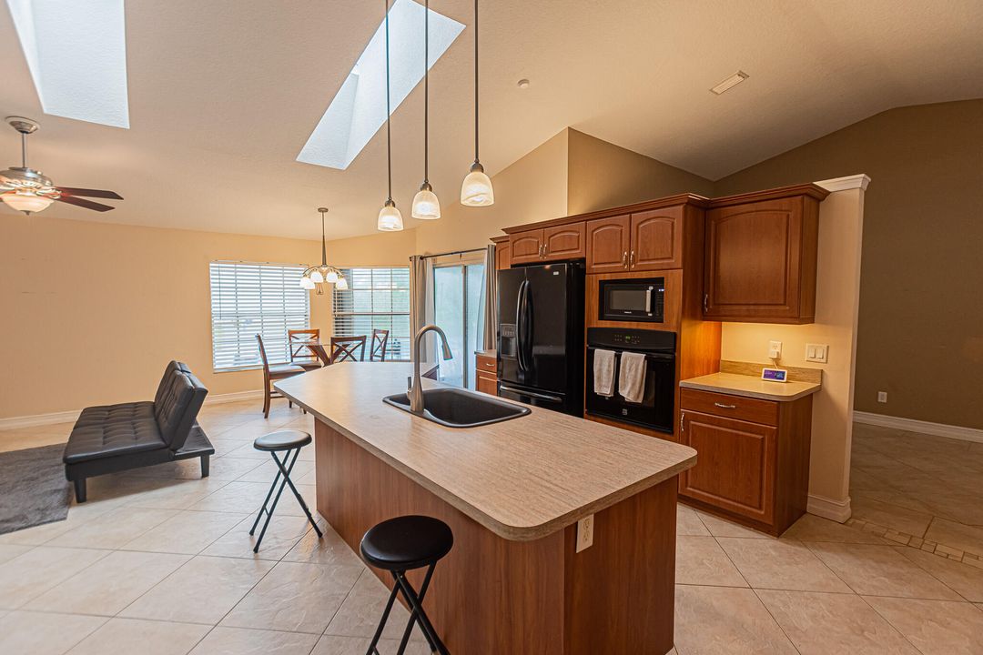 En Venta: $439,999 (3 camas, 2 baños, 1954 Pies cuadrados)