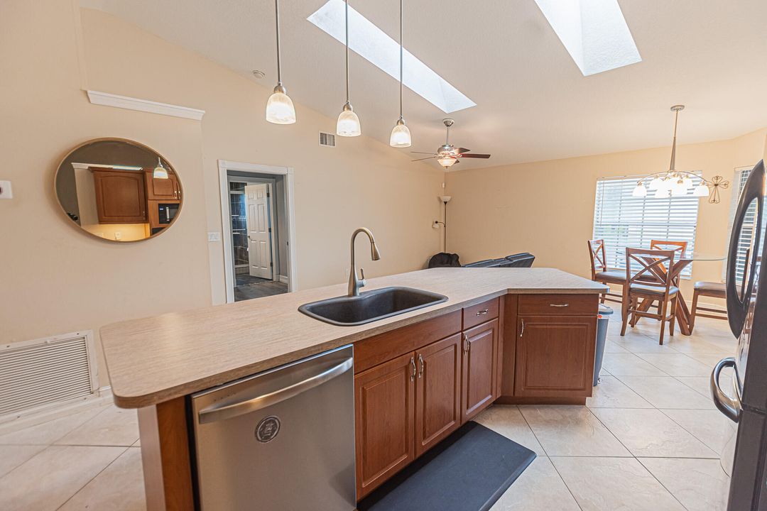 En Venta: $439,999 (3 camas, 2 baños, 1954 Pies cuadrados)