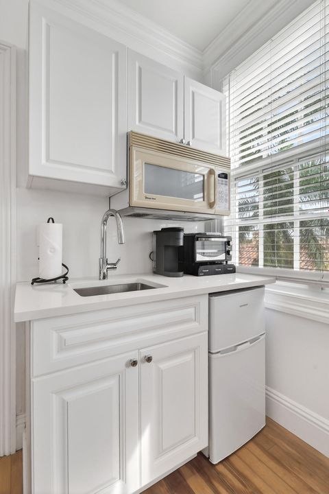 For Sale: $450,000 (1 beds, 1 baths, 271 Square Feet)