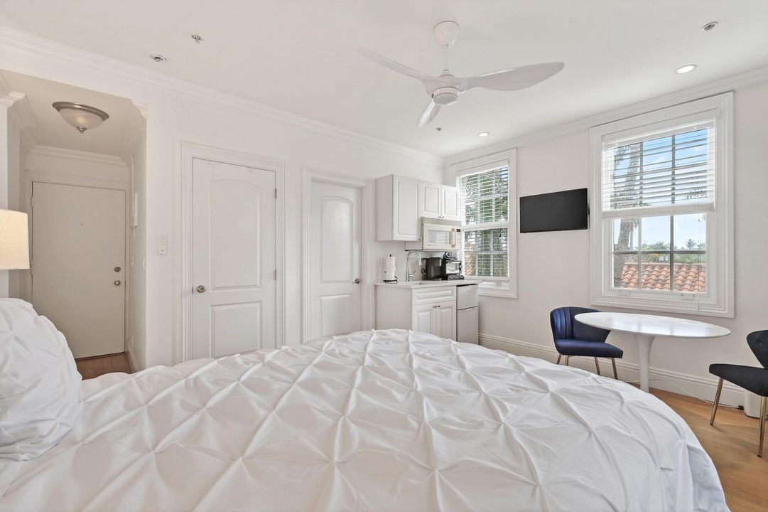 For Sale: $450,000 (1 beds, 1 baths, 271 Square Feet)