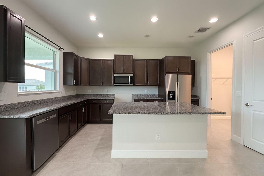 For Sale: $579,999 (3 beds, 2 baths, 1921 Square Feet)