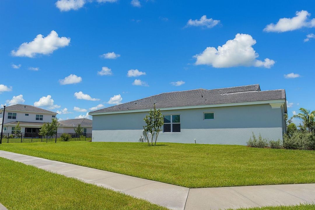 For Sale: $579,999 (3 beds, 2 baths, 1921 Square Feet)