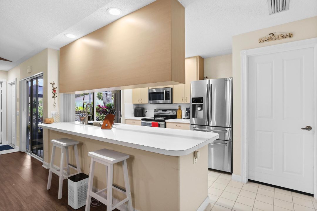 На продажу: $379,000 (2 спален, 2 ванн, 1152 Квадратных фут)