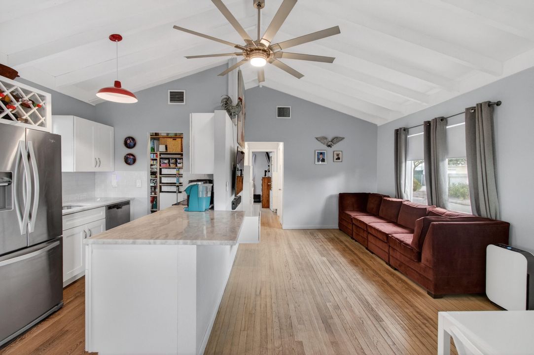 For Sale: $319,900 (2 beds, 1 baths, 760 Square Feet)