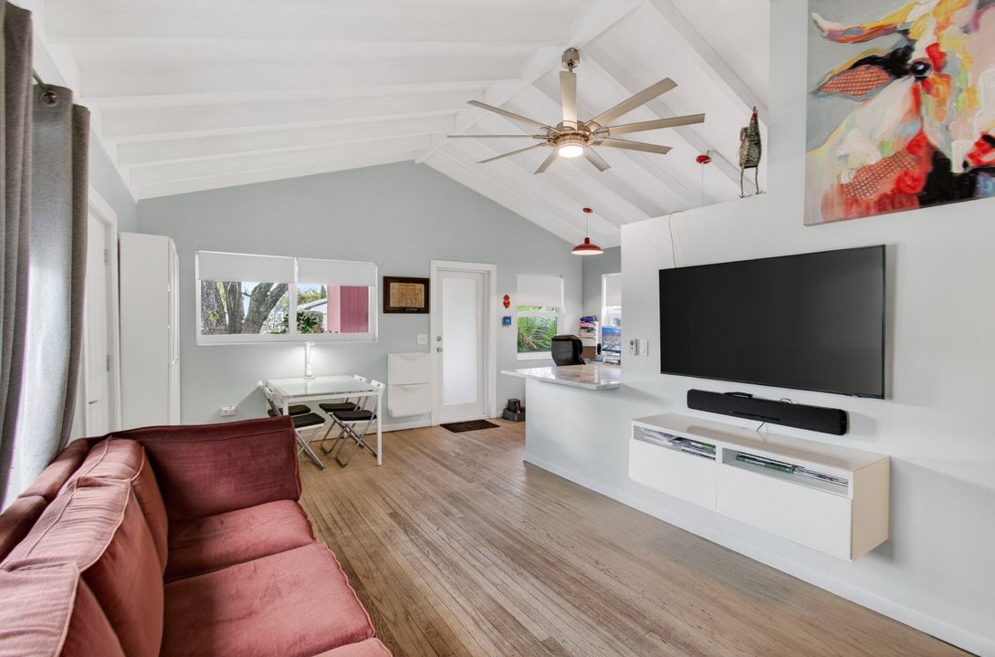 For Sale: $319,900 (2 beds, 1 baths, 760 Square Feet)