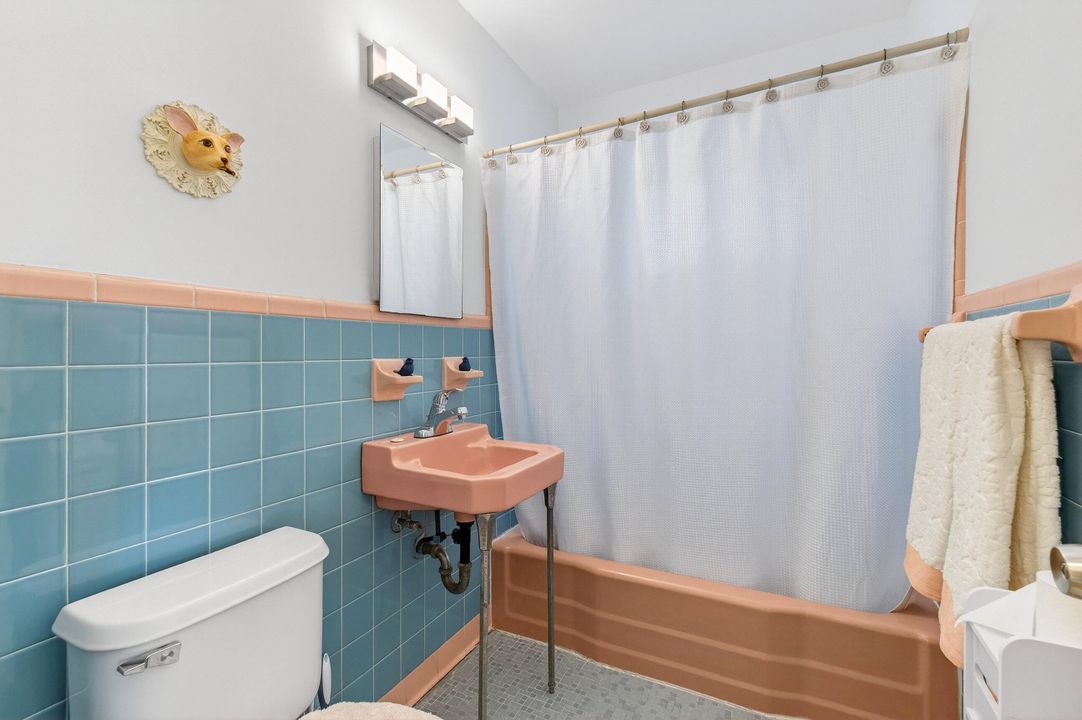 For Sale: $319,900 (2 beds, 1 baths, 760 Square Feet)