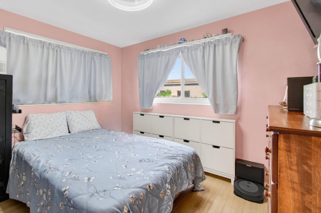 For Sale: $319,900 (2 beds, 1 baths, 760 Square Feet)