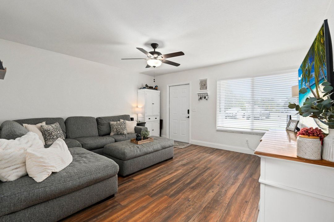 For Sale: $339,000 (2 beds, 1 baths, 912 Square Feet)