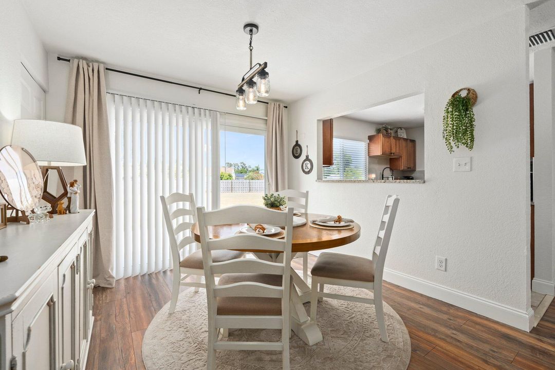 For Sale: $339,000 (2 beds, 1 baths, 912 Square Feet)