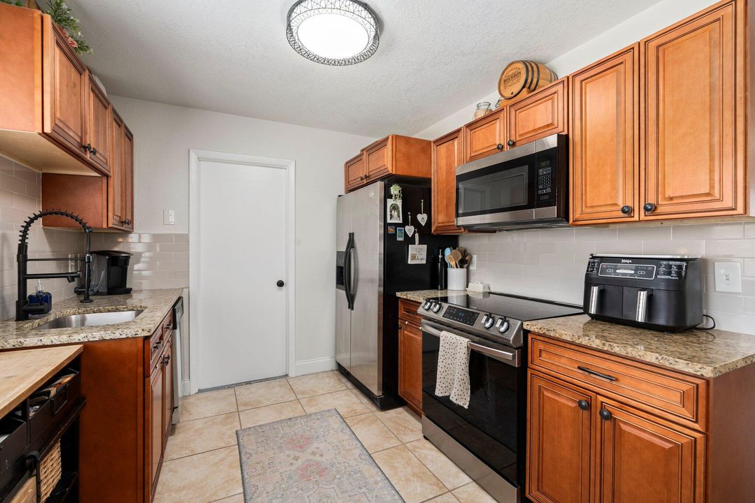 For Sale: $339,000 (2 beds, 1 baths, 912 Square Feet)