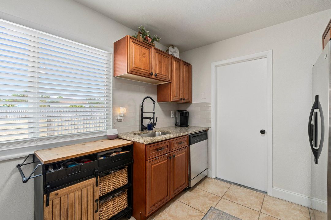 For Sale: $339,000 (2 beds, 1 baths, 912 Square Feet)
